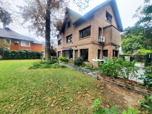 Ubicado En El Exclusivo Barrio Cerrado La Arboleda De Don Torcuato. Lindisima Casa Con 4 Dormitorios. Gran Lote De 920m2. Pileta. Muy Buen Estado.