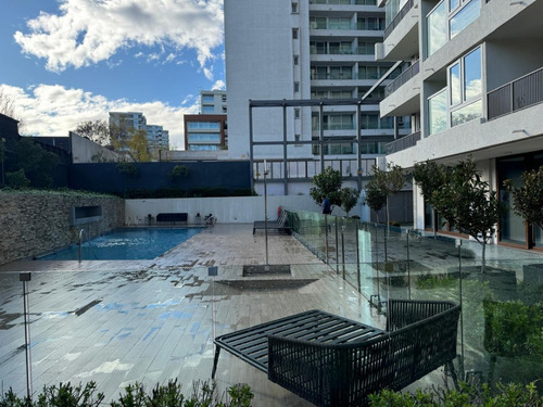 Moderno Edificio Metro Ñuñoa Piscina / Sala De Cine / Spa