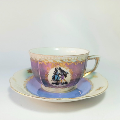 Antigua Dúo De Té En Porcelana Alemana Con Escena Galante.