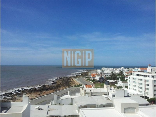 Departamento En Punta Del Este, Torre Cuenta Con Todos Los Servicios.-ref:16525