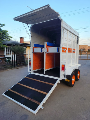 Acoplado Trailer Cerrado 2 Caballos Carro Batan Piso De Goma