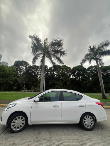 Imagen 2 de 4 de Nissan Versa Sense