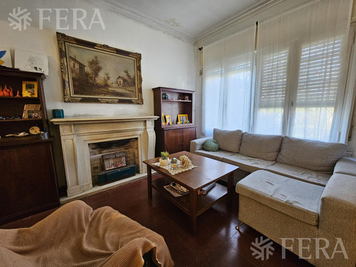 Venta De Casa 5 Ambientes Con Fondo Libre En Adrogue