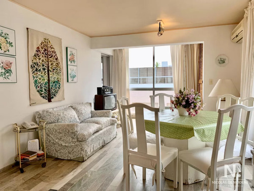 Apartamento De Tres Dormitorios En Venta. Península, A Metros Del Puerto.