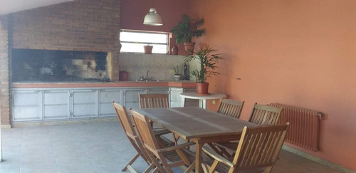 Casa De Categoría En Venta De 3 Dorm. En Villa Cabrera, A Metros Del Shopping.