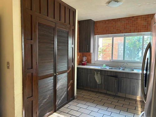 Venta De Casa En Chapultepec Country. Inversión, Zona Fianciera De Gdl.