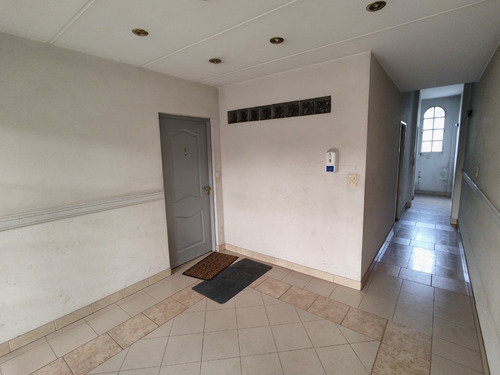 Departamento De 2 Ambientes Con Cochera A Mts De Av. Mitre. Oportunidad!
