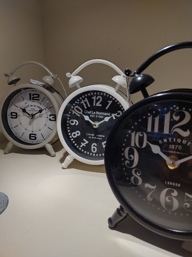 Imagen 2 de 2 de Reloj De Mesa - Metal