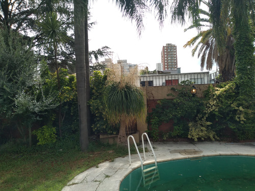 Casa En Venta 8 Ambientes En Ramos Mejia Con Pileta