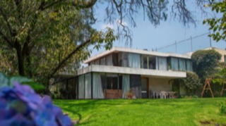 Imagen 1 de 14 de Casa En Un Solo Nivel Rodeada De Jardín Para Re Modelar