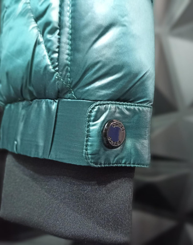 Chamarra Guess Tea Con Cuello De Tortuga Para Dama
