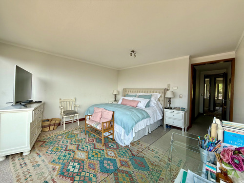 4 Dormitorios + Servicios / 3 Baños Completos / Oriente