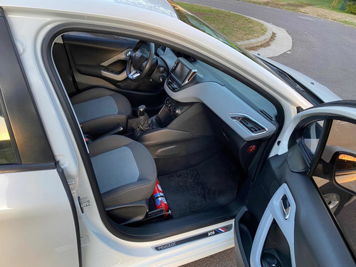Imagen 11 de 14 de Peugeot 208 1.5 Allure Touchscreen 2015