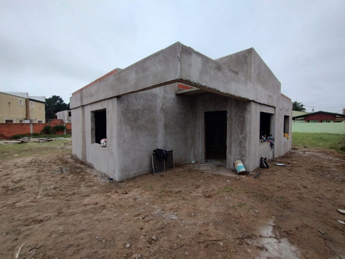 Varela I Dos Unidades De Categoría A Estrenar En Planta Baja En Barrio Residencial De Mar De Ajo.-