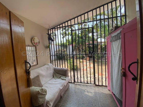 Naudy Escalona & Maribel Morillo Asesores Inmobiliarios De Rentahouse Venden Fabulosa Casa En Excelente Zona De Cabudare