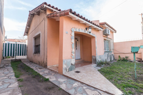 Casa En Venta, Acepta Permuta. 2 Pl. 4 Amb