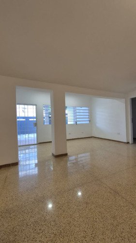 Casa En Alquiler. Los Palos Grandes. 350 Mt, 4h+s/4b+s/2e