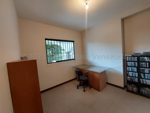 Casa En Venta En Alto Prado Caracas Remodelada Calle Cerrada Terraza
