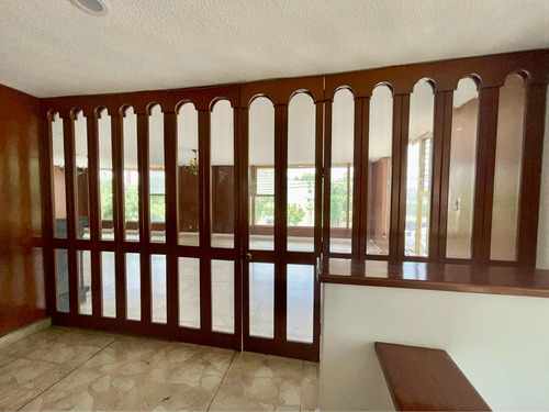 Casa De 5 Recámaras En Lomas Del Huizachal.