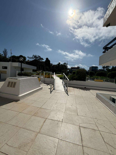 Venta Apartamento De 1 Dormitorio Frente A La Rambla De Playa Mansa Punta Del Este