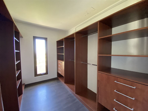 Casa En Venta De 4 Dorm. En Colina