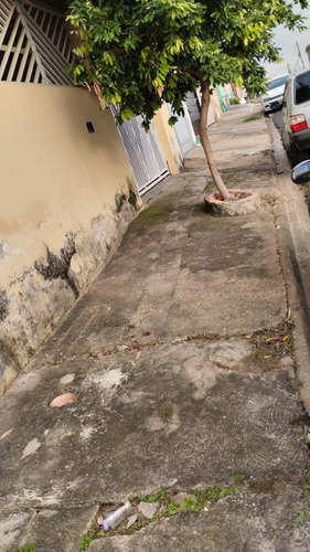Casa De Três Quartos E Dois Banheiros Com Edícula