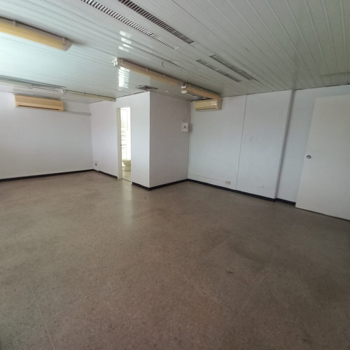 Imagen 9 de 15 de Linda Santos Vende Oficina De 118m2 En Cc Profesional Av Bolivar En Piso Bajo. 0414 4150107