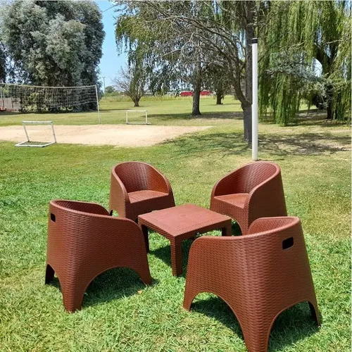 Mesa Ratona Plastica Más Que Sillas Simil Rattan 70 X 70 Diseño Alejo Color Chocolate