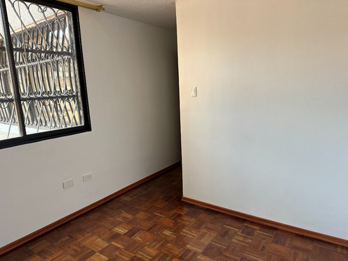 Amplio Departamento De 145 M2 Ofrece El Equilibrio Perfecto Entre Espacio, Ubicación Y Estilo Clásico.