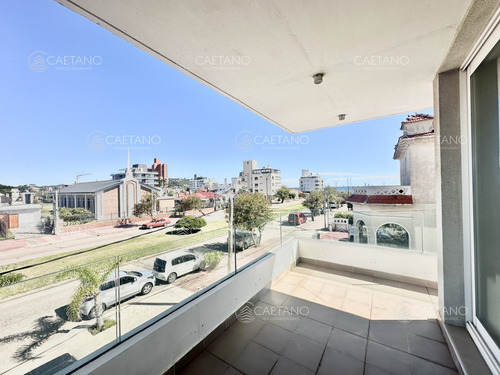 Venta Departamento  Con Vista Al Mar - 1 Dormitorio + Terraza Y Cochera - Piriapolis 