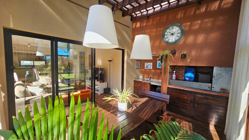 En Venta. Casa De 4 Ambientes Con Quincho Y Pileta. Haras Del Mar. Santa Clara Del Mar.
