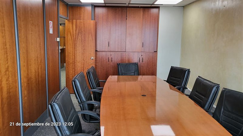 Oficina En Arriendo Cuenta Con Mobiliario
