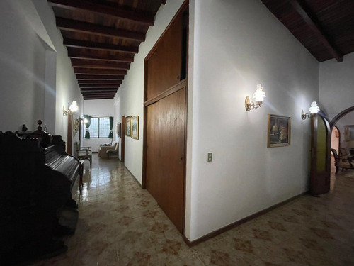 Amplia Y Confortable Casa En Venta, Ubicada En La Urbanización Exclusiva Club De Campo