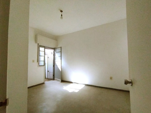 Alquiler En La Teja, Casa De 2 Dormitorios Al Frente, Con Jardin Y Rejas, Patio Chico Con Parrillero, Sin Gastos Comunes