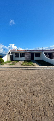 Yenny Cano Bonita Casa Con Piscina 