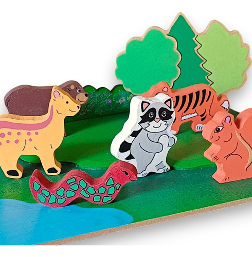 Juego De Animalitos De Madera En El Bosque