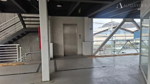 Arriendo Local Comercial / 90 Mt2 / 2 Baños / Strip Center