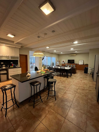 Casa De Categoria A La Venta En Villa Belgrano Sobre Neper