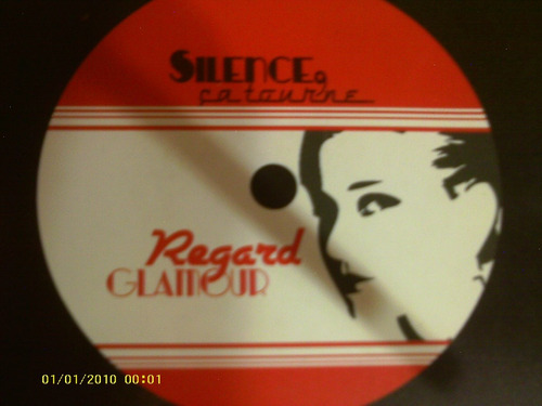 Regard-glamour-silence-catourne Publicidad Vinilo Forma-unic