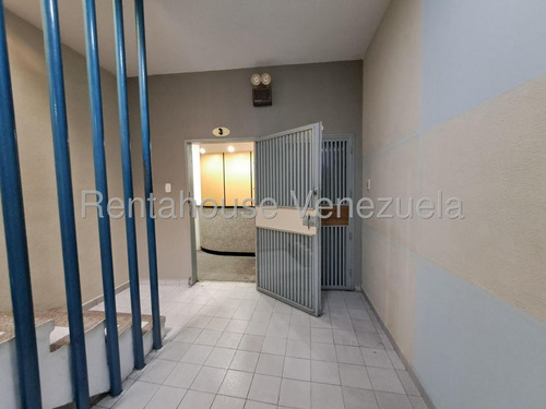 Bella Oficina En Venta Amoblada Zona Centro Calle Rivas Maracay 25-17456 Hc