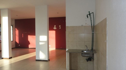 Imagen 4 de 8 de Excelente Local En Caseros Zona Centro