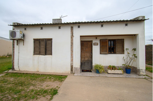 Remax Vende Casa De Dos Dormitorios En Santo Tomé!