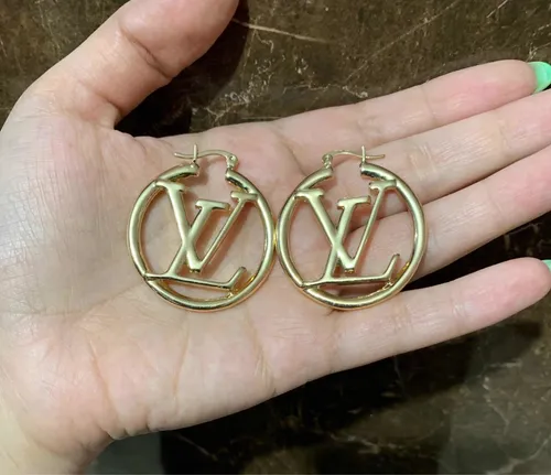 Aretes Lv  Envío gratis