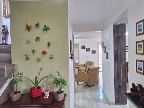 Vendo Townhouse 138 Mts. Conjunto Res. Estancia Las Margaritas Cuatro Habitaciones Y Tres Baños.