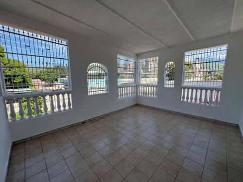 Casa Con Piscina Urbanización Andrés Bello Maracay