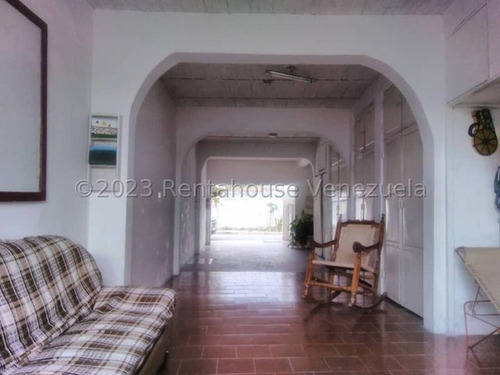 Casa En Venta De 3 Niveles La Cooperativa Maracay 25-15196 Apd