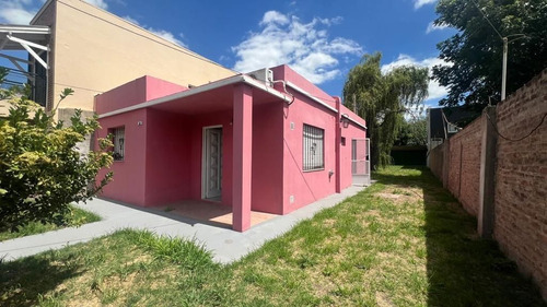 Casa  En Venta Cercana Al Centro Comercial De Canning 