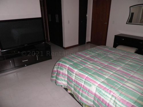 Julio Latouche 23-17568 Townhouse En Venta Trigal Norte Valencia, Amplio, Cómodo, Bella Cocina.
