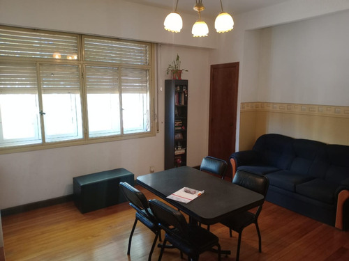 Venta Ph De 2 Ambientes Amplios- Terraza Y Parrilla En Flores