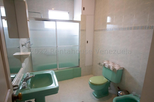 Bella Casa, Con Amplios Espacios Y Jardines Ubicada En Calle Cerrada. 25-17564.